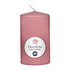 Eine Stumpenkerze von Decolite 100/60mm (H/DM) mit Etikett „Safe Candle“ und 36h Brenndauer in der Farbe Antikrosa.