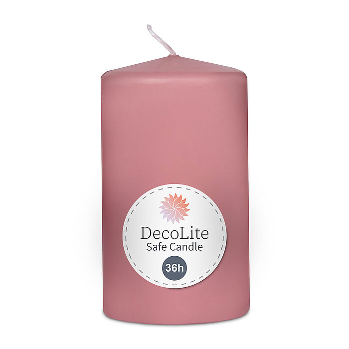Eine Stumpenkerze von Decolite 100/60mm (H/DM) mit Etikett „Safe Candle“ und 36h Brenndauer in der Farbe Antikrosa.