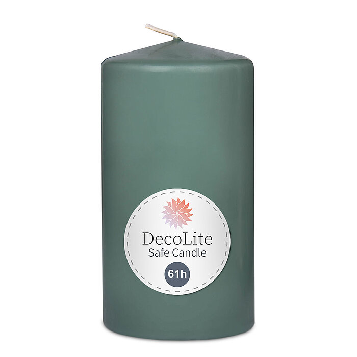 Eine Stumpenkerze von Decolite 130/70mm (H/DM) mit Etikett „Safe Candle“ und 61h Brenndauer in der Farbe Salbeigrün.