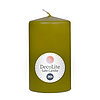 Eine Stumpenkerze von Decolite 100/60mm (H/DM) mit Etikett „Safe Candle“ und 36h Brenndauer in der Farbe Olive.
