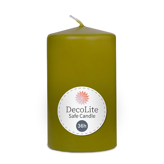 Eine Stumpenkerze von Decolite 100/60mm (H/DM) mit Etikett „Safe Candle“ und 36h Brenndauer in der Farbe Olive.