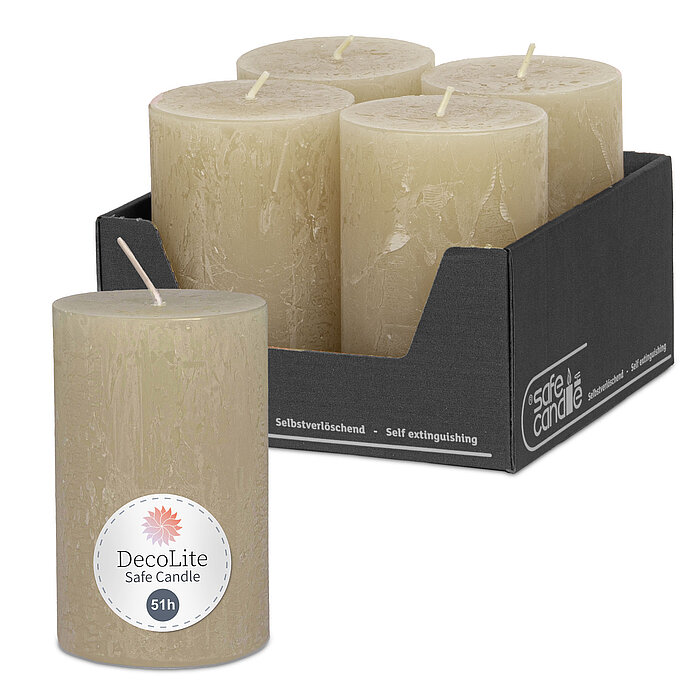 Eine Rustik-Stumpenkerze von Decolite 110/70mm (H/DM) mit Etikett „Safe Candle“ und "51h Brenndauer" in der Farbe Sahara. Im Hintergrund ist das komplette 4er Paket der angebotenen Kerzen abgebildet, ein grauer Umkarton mit "Safe Candle" Aufdruck.