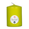 Eine Stumpenkerze von Decolite 80/60mm (H/DM) mit Etikett „Safe Candle“ und 27 Stunden Brenndauer in der Farbe Limone.