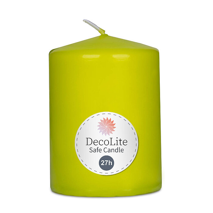 Eine Stumpenkerze von Decolite 80/60mm (H/DM) mit Etikett „Safe Candle“ und 27 Stunden Brenndauer in der Farbe Limone.