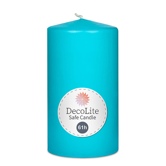 Eine Stumpenkerze von Decolite 130/70mm (H/DM) mit Etikett „Safe Candle“ und 61h Brenndauer in der Farbe Türkis