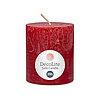 Eine Decolite Rustik-Stumpenkerze in Rot mit der Größe 80/70mm. Auf dem Etikett mit Decolite-Logo kann der Hinweis "Safe Candle" und die Brenndauer von 25h abgelesen werden.