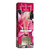 Ein Raumduft-Diffuser von Prices Candles mit Magnolien-Duft und einer Füllmenge von 100ml.
