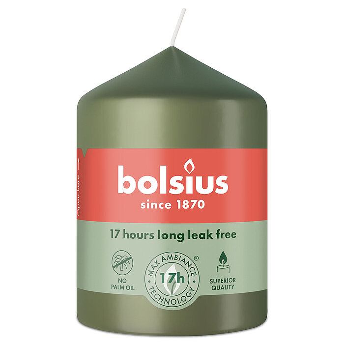 Eine Stumpenkerze von Bolsius mit den Maßen 80/58mm (H/DM) in der Farbe "Frische Olive".