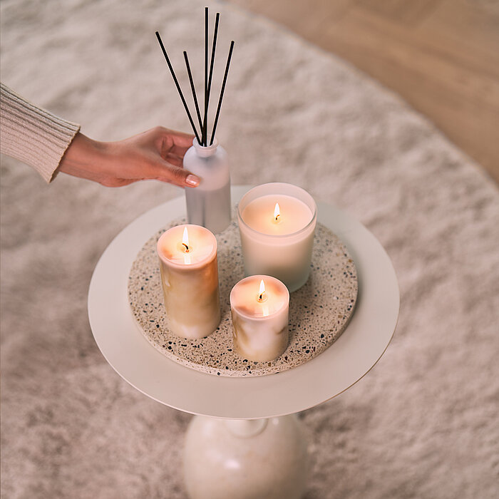 Wohnidee mit Duftkerzen und Raumduft-Diffuser Marble