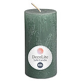Eine Decolite Rustik-Stumpenkerze in Salbeigrün mit der Größe 140/70mm. Auf dem Etikett mit Decolite-Logo kann der Hinweis "Safe Candle" und die Brenndauer von 69h abgelesen werden.