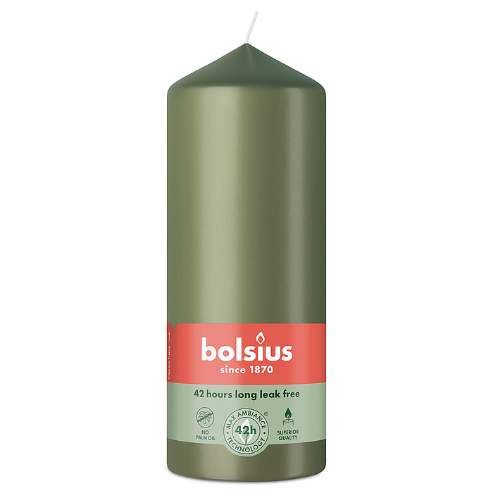 Eine Stumpenkerze von Bolsius mit den Maßen 150/58mm (H/DM) in der Farbe "Frische Olive".