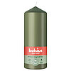 Eine Stumpenkerze von Bolsius mit den Maßen 150/58mm (H/DM) in der Farbe "Frische Olive".
