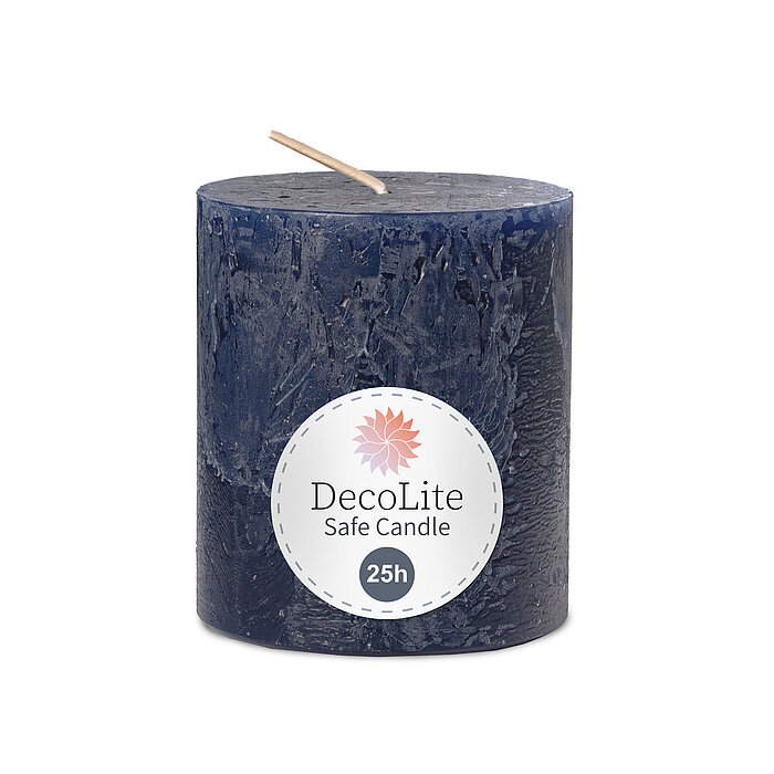 Eine Decolite Rustik-Stumpenkerze in Nachtblau mit der Größe 80/70mm. Auf dem Etikett mit Decolite-Logo kann der Hinweis "Safe Candle" und die Brenndauer von 25h abgelesen werden.