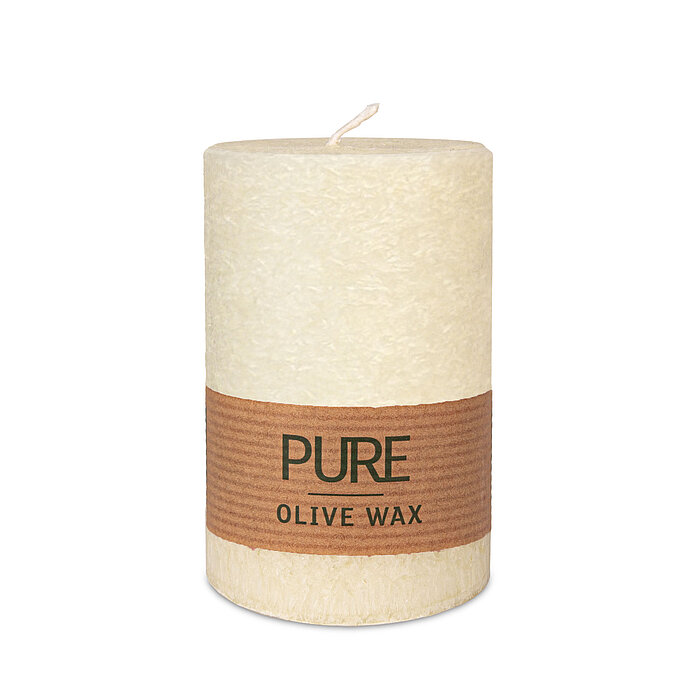 Eine Wenzel Stumpenkerze in der Farbe Natur mit den Maßen 90/60mm (H/DM), aus Olivenwachs mit rustikaler Struktur. Braunes Papierband mit Aufdruck „PURE OLIVE WAX“.