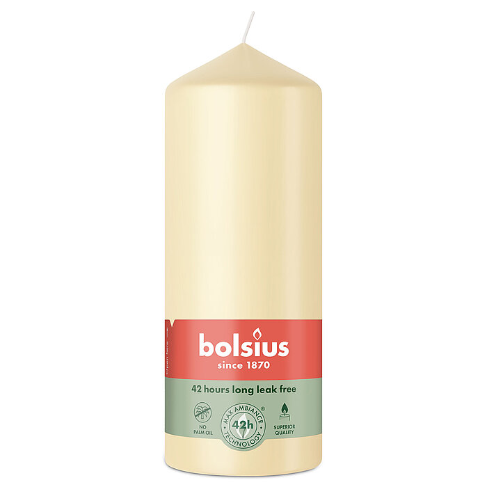 Eine Stumpenkerze von Bolsius mit den Maßen 150/58mm (H/DM) in der Farbe "Haferbeige".
