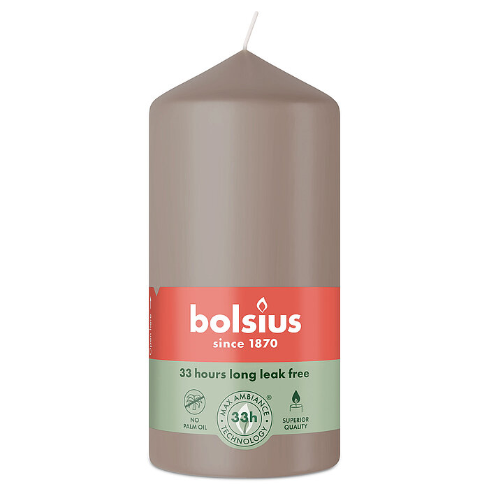 Eine Stumpenkerze von Bolsius mit den Maßen 120/58mm (H/DM) in der Farbe "Helles Taupe".