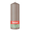 Eine Stumpenkerze von Bolsius mit den Maßen 200/68mm (H/DM) in der Farbe "Helles Taupe".