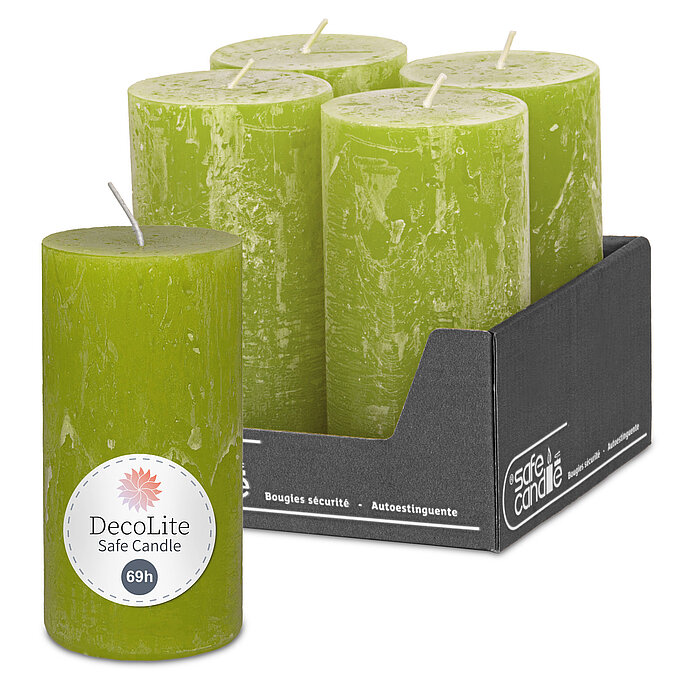 Eine Rustik-Stumpenkerze von Decolite 140/70mm (H/DM) mit Etikett „Safe Candle“ und "69h Brenndauer" in der Farbe Limone. Im Hintergrund ist das komplette 4er Paket der angebotenen Kerzen abgebildet, ein grauer Umkarton mit "Safe Candle" Aufdruck.