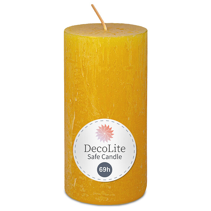 Eine Decolite Rustik-Stumpenkerze in Gelb mit der Größe 140/70mm. Auf dem Etikett mit Decolite-Logo kann der Hinweis "Safe Candle" und die Brenndauer von 69h abgelesen werden.