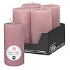 Eine Rustik-Stumpenkerze von Decolite 140/70mm (H/DM) mit Etikett „Safe Candle“ und "69h Brenndauer" in der Farbe Antikrosa. Im Hintergrund ist das komplette 4er Paket der angebotenen Kerzen abgebildet, ein grauer Umkarton mit "Safe Candle" Aufdruck.