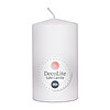 Eine Stumpenkerze von Decolite 100/60mm (H/DM) mit Etikett „Safe Candle“ und 36h Brenndauer in der Farbe Weiß.
