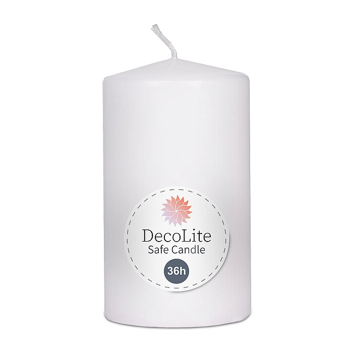 Eine Stumpenkerze von Decolite 100/60mm (H/DM) mit Etikett „Safe Candle“ und 36h Brenndauer in der Farbe Weiß.