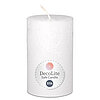 Eine Decolite Rustik-Stumpenkerze in Weiß mit der Größe 110/70mm. Auf dem Etikett mit Decolite-Logo kann der Hinweis "Safe Candle" und die Brenndauer von 51h abgelesen werden.