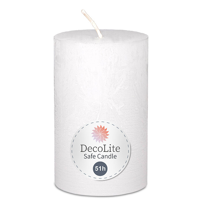 Eine Decolite Rustik-Stumpenkerze in Weiß mit der Größe 110/70mm. Auf dem Etikett mit Decolite-Logo kann der Hinweis "Safe Candle" und die Brenndauer von 51h abgelesen werden.