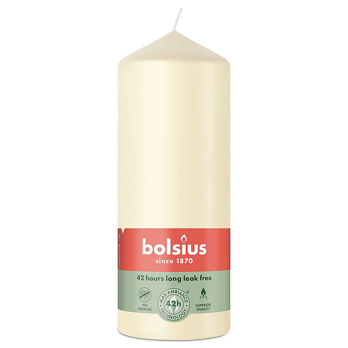 Eine Stumpenkerze von Bolsius mit den Maßen 150/58mm (H/DM) in der Farbe "Weiche Perle".