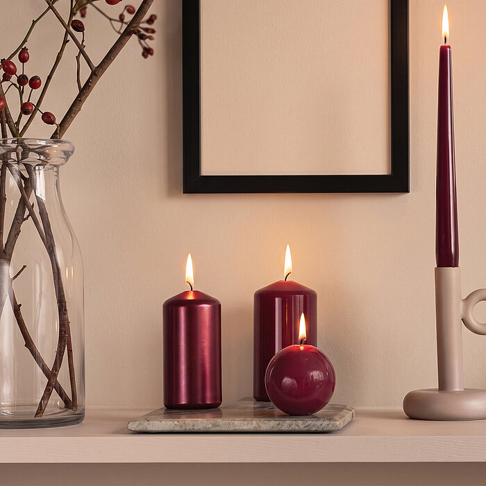 Edle Bordeaux Ultra Gloss Kerzen als stilvolle Wohnraumdeko