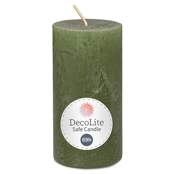 Eine Decolite Rustik-Stumpenkerze in Olive mit der Größe 140/70mm. Auf dem Etikett mit Decolite-Logo kann der Hinweis "Safe Candle" und die Brenndauer von 69h abgelesen werden.