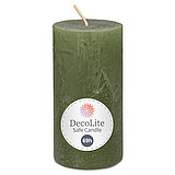 Eine Decolite Rustik-Stumpenkerze in Olive mit der Größe 140/70mm. Auf dem Etikett mit Decolite-Logo kann der Hinweis "Safe Candle" und die Brenndauer von 69h abgelesen werden.