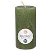 Eine Decolite Rustik-Stumpenkerze in Olive mit der Größe 140/70mm. Auf dem Etikett mit Decolite-Logo kann der Hinweis "Safe Candle" und die Brenndauer von 69h abgelesen werden.