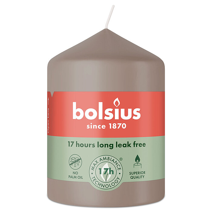 Eine Stumpenkerze von Bolsius mit den Maßen 80/58mm (H/DM) in der Farbe "Helles Taupe".