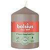 Eine Stumpenkerze von Bolsius mit den Maßen 80/58mm (H/DM) in der Farbe "Helles Taupe".