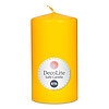 Eine Stumpenkerze von Decolite 130/70mm (H/DM) mit Etikett „Safe Candle“ und 61h Brenndauer in der Farbe Zitrone.