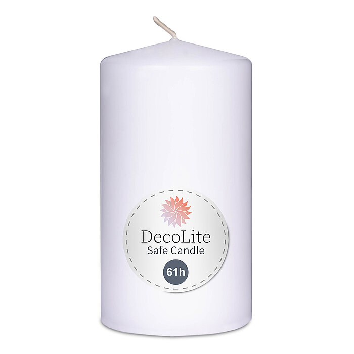 Eine Stumpenkerze von Decolite 130/70mm (H/DM) mit Etikett „Safe Candle“ und 61h Brenndauer in der Farbe Weiß.