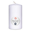 Eine Stumpenkerze von Decolite 130/70mm (H/DM) mit Etikett „Safe Candle“ und 61h Brenndauer in der Farbe Weiß.