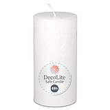 Eine Decolite Rustik-Stumpenkerze in Weiß mit der Größe 140/70mm. Auf dem Etikett mit Decolite-Logo kann der Hinweis "Safe Candle" und die Brenndauer von 69h abgelesen werden.