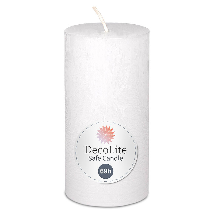 Eine Decolite Rustik-Stumpenkerze in Weiß mit der Größe 140/70mm. Auf dem Etikett mit Decolite-Logo kann der Hinweis "Safe Candle" und die Brenndauer von 69h abgelesen werden.