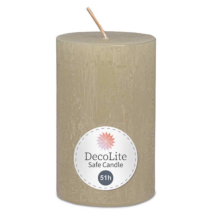 Eine Decolite Rustik-Stumpenkerze in Sahara mit der Größe 110/70mm. Auf dem Etikett mit Decolite-Logo kann der Hinweis "Safe Candle" und die Brenndauer von 51h abgelesen werden.