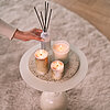 Wohnidee mit Duftkerzen und Raumduft-Diffuser Marble