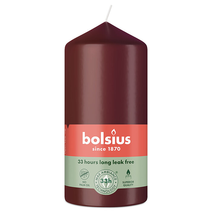 Eine Stumpenkerze von Bolsius mit den Maßen 120/58mm (H/DM) in der Farbe "Samtrot".