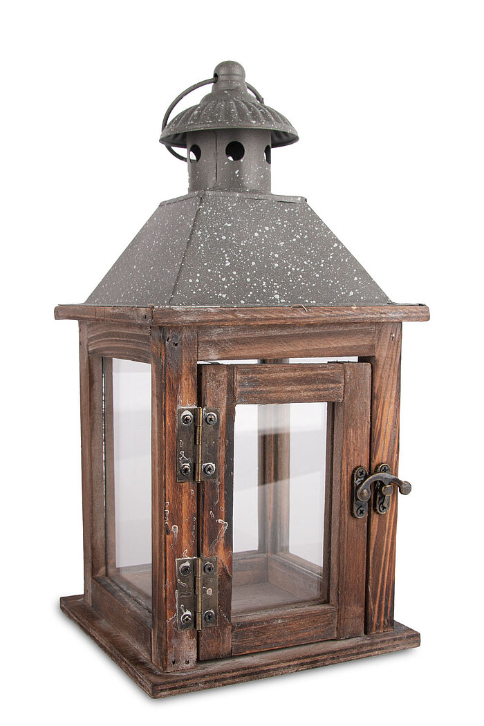 Eine rustikale Laterne von Edelman aus Holz und Metall. Die Laterne hat eine rechteckige Holzstruktur mit Glasfenstern auf allen Seiten und eine Metallkuppe im Vintage-Look. Sie verfügt über eine kleine Tür mit Metallverschluss an der Vorderseite.
