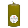 Eine Stumpenkerze von Decolite 130/70mm (H/DM) mit Etikett „Safe Candle“ und 61h Brenndauer in der Farbe Olive.