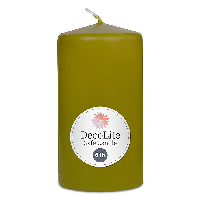 Eine Stumpenkerze von Decolite 130/70mm (H/DM) mit Etikett „Safe Candle“ und 61h Brenndauer in der Farbe Olive.