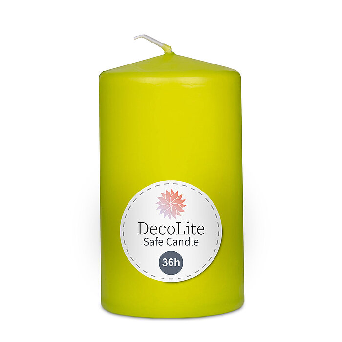 Eine Stumpenkerze von Decolite 100/60mm (H/DM) mit Etikett „Safe Candle“ und 36h Brenndauer in der Farbe Limone.