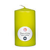 Eine Stumpenkerze von Decolite 100/60mm (H/DM) mit Etikett „Safe Candle“ und 36h Brenndauer in der Farbe Limone.