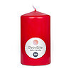 Eine Stumpenkerze von Decolite 100/60mm (H/DM) mit Etikett „Safe Candle“ und 36h Brenndauer in der Farbe Rot.