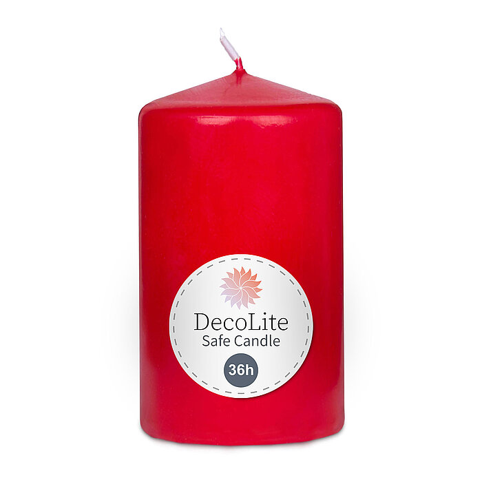 Eine Stumpenkerze von Decolite 100/60mm (H/DM) mit Etikett „Safe Candle“ und 36h Brenndauer in der Farbe Rot.